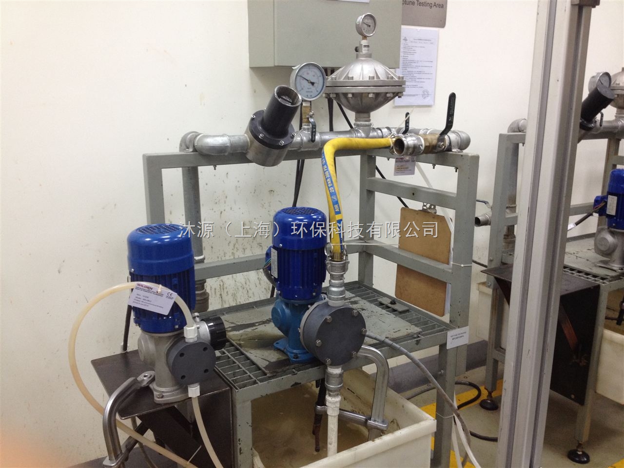 机械隔膜计量泵/Mechanical Diaphragm Pump 液力端产品特性 流量范围大:2L/h - 4200L/h 过流材质:PVC,PVDF, 316SS 处理挥发性化学品时性能卓越 自吸高度超过6米(20ft) 标准计量泵可以输送水样澄清介质至粘度达到2,500cPs的介质 特殊设计阀座,可保证泵运行与停止状态,可保证阀座完全无泄露 多种专业应用液力端设计:高粘、浆料、浓硫酸、次氯酸钠等 自清洗单向阀结构 动力端产品特性 可变偏心调节机构,流量脉动小,运行平稳 高强度蜗轮蜗杆设计结构,寿命长