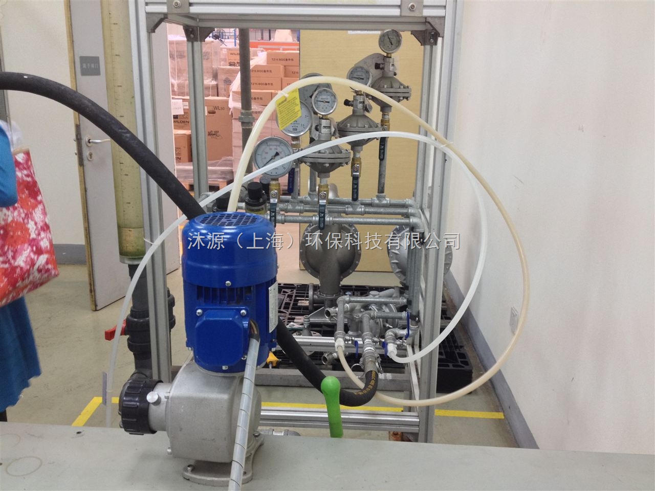 机械隔膜计量泵/Mechanical Diaphragm Pump 液力端产品特性 流量范围大:2L/h - 4200L/h 过流材质:PVC,PVDF, 316SS 处理挥发性化学品时性能卓越 自吸高度超过6米(20ft) 标准计量泵可以输送水样澄清介质至粘度达到2,500cPs的介质 特殊设计阀座,可保证泵运行与停止状态,可保证阀座完全无泄露 多种专业应用液力端设计:高粘、浆料、浓硫酸、次氯酸钠等 自清洗单向阀结构 动力端产品特性 可变偏心调节机构,流量脉动小,运行平稳 多种动力端配置,结构合理,满足