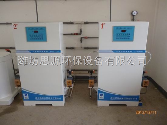 潍坊思源环保设备公司是专业生产二氧化氯发生器、地埋一体化的厂家,目前SY系列二氧化氯发生器在饮用水、市政污水、医院污水、食品厂、工业循环冷却水、中水回用等不同领域得到广泛的应用,积累了丰富的经验。 一、设备部分部件简介 1、调节阀:调节阀中间有一锥形杆,旋转锥形枝可实现给料微量调节。锥形杆上有两个起密封作用的“0”型圈,磨损后可更换。 2、水射器:水射器是根据射流原理而设计的一种抽气元件,当动力水经过水射器时,其内部产生负压,外部气体在压差作用下被吸入水射器,从而实现吸气。 3、进
