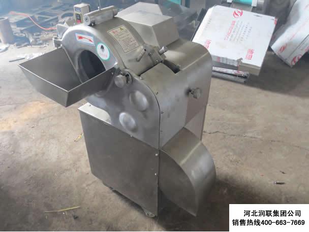 土豆切丝机(切块机) 详细参数 切片厚度:1-10mm 效 率:300kg/h 切丝规格:1mm-3cm(可以调节) 整机重量:38kg 切块规格:10x10 mm 16x16mm 此刀具可根据用户要求订做 配用电机:0.55 kw 电 压:220V 尺寸:440x550x630mm 产品介绍 家用蔬菜切片切丝机是外贸产品,主销欧美,产品整机采用铝合金制造,非常有分量,扎实,不生锈。刀片采用镍铁合金材料,非常锋利,耐用。本机特别适合切土豆、罗卜、胡萝卜、生姜、地瓜、竹笋、苹果、山药,芋头,柠檬【据客户反