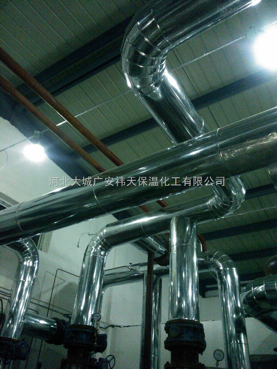 上海罐体保温施工队/保温材料最全的厂家 河北祎天保温专业承揽钢铁厂,化工厂,炼油厂,化肥厂,热力公 司锅炉机房镀锌铁板,不锈钢,铝皮,铁皮罐体,管道设备保温工程施工队伍本公司承做管道罐体设备的白铁、铝板、不锈钢和不锈铁、白铁安装外皮防护工程的安装及设计。 我公司可承接各种铁皮保温工程、管道保温工程、设备罐体保温工程、高温炉体保温。保温材料为硅酸盐海泡石复合保温材料、岩棉、玻璃棉、硅酸铝、橡塑、聚氨酯等各种保温材料。工程施工方便、以最优惠的价格满足广大用户的要求 承揽:各种设备、、保温工程、铁皮保温、罐体保